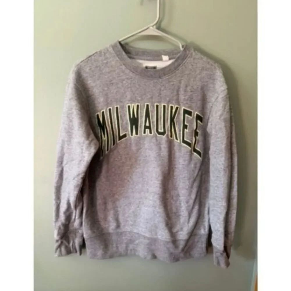 Tailgate Milwaukee Bucks Gray Crewneck Sweatshirt Size S